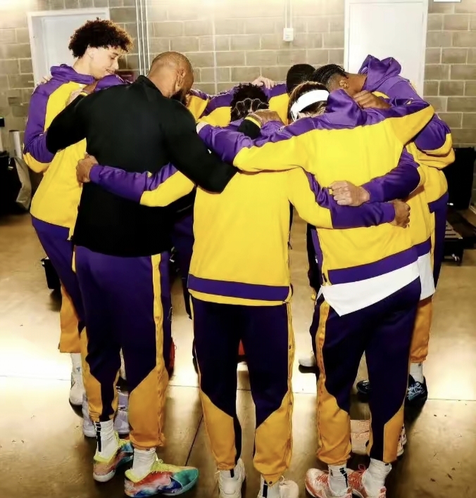 球员战术默契紧密，团队配合出色的简单介绍